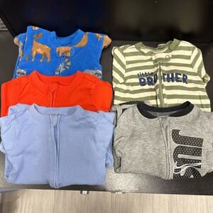 Boundle includes
Carter’s shirt 3months
6 Onesies 0-3months
5 sleepers 0-3months